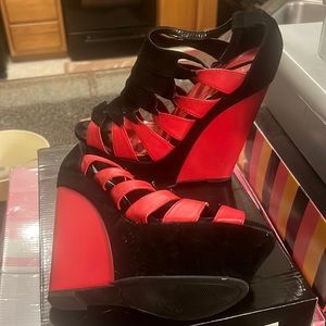 Wedge heels red and black